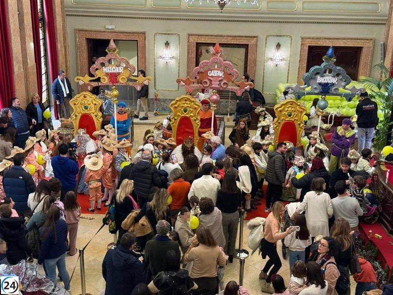 La lluvia no frena a los murcianos en la recepción de los Reyes Magos.
