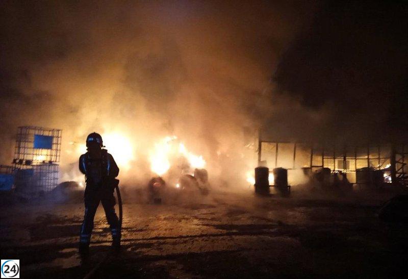 Incendio en planta de madera en Caravaca de la Cruz es sofocado por bomberos.