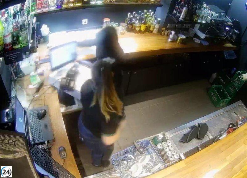 Detenidos dos hombres por robar un salón de juegos en Águilas, Murcia.