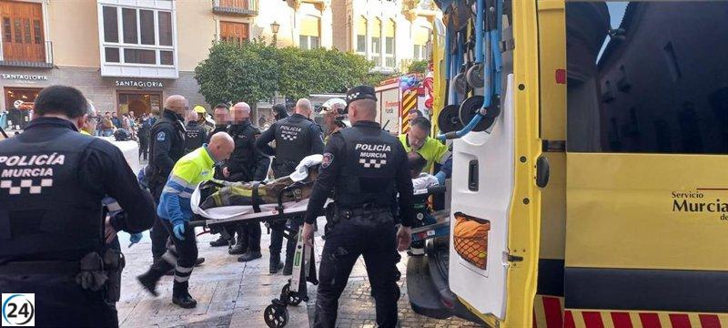 Bombero se declara en protesta con amenaza de autoinmolarse en plaza de Murcia.