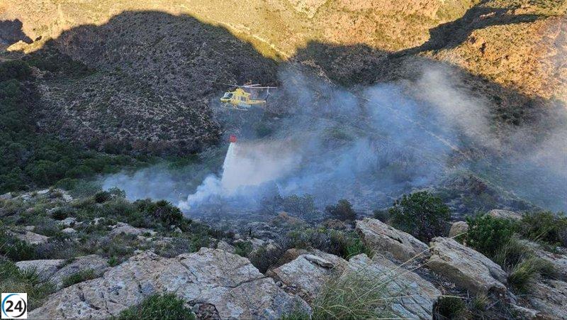 Incendio en Cabo Tiñoso consume 98 hectáreas y se sospecha causa eléctrica.
