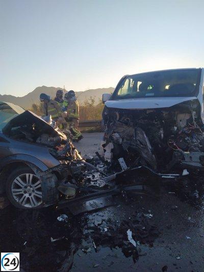 Un fallecido y ocho heridos tras chocar frontalmente un vehículo y una furgoneta en Lorca
