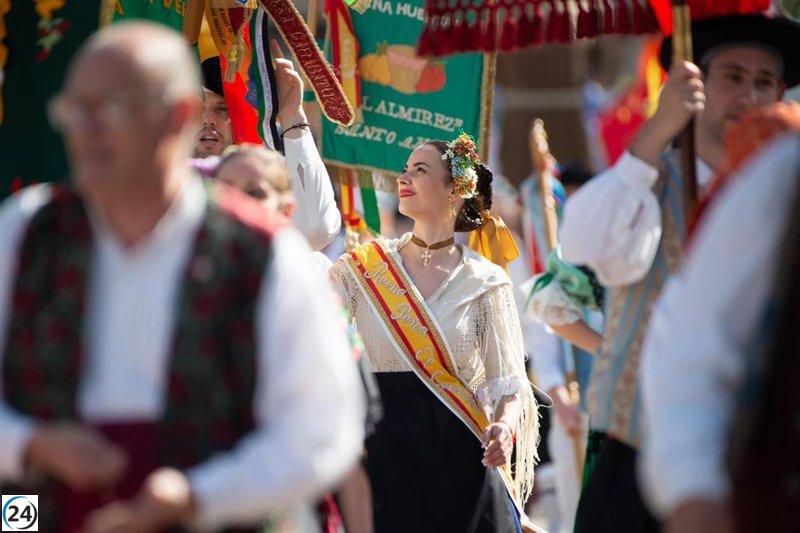 Desfile del Bando de la Huerta en Murcia: Más de 1.500 personas y 60 carrozas participan.