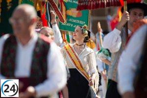 Desfile del Bando de la Huerta en Murcia: Más de 1.500 personas y 60 carrozas participan.