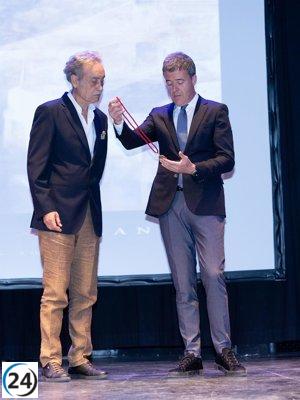 Pedro Cano recibe Medalla de Oro del Ayuntamiento de Blanca por trayectoria profesional.