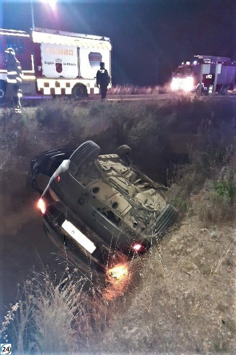Conductor herido tras volcar en carretera de Yecla, Murcia.
