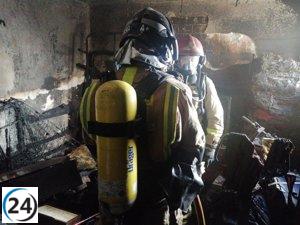 Bomberos controlan incendio en casa en Lorca, Murcia.