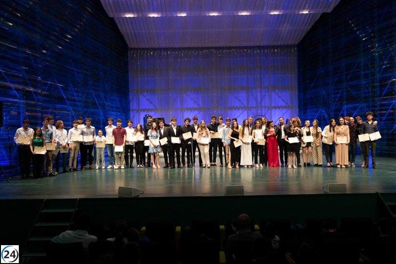 El Ayuntamiento de Cartagena premia a los ganadores del concurso 'Entre Cuerdas y Metales'.