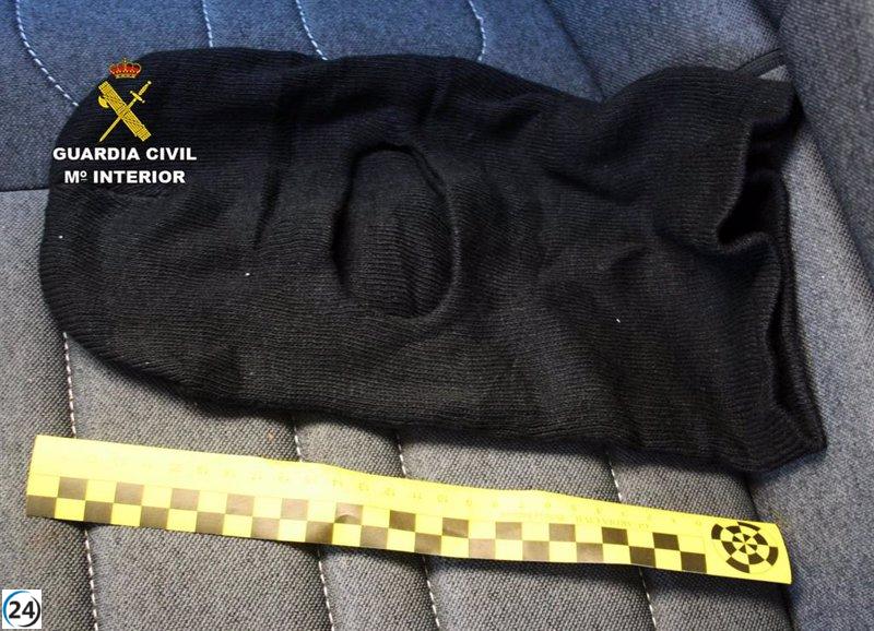 Tres individuos son detenidos por un robo violento en Los Alcázares (Murcia) por la Guardia Civil.