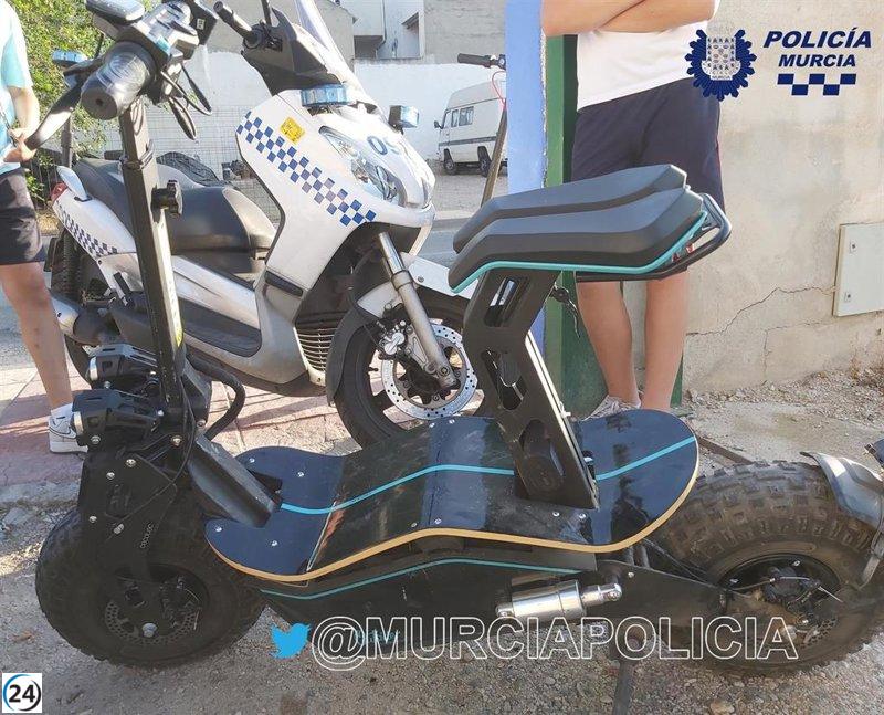 Conductor de vehículo eléctrico denunciado por falta de autorización, seguro y casco.