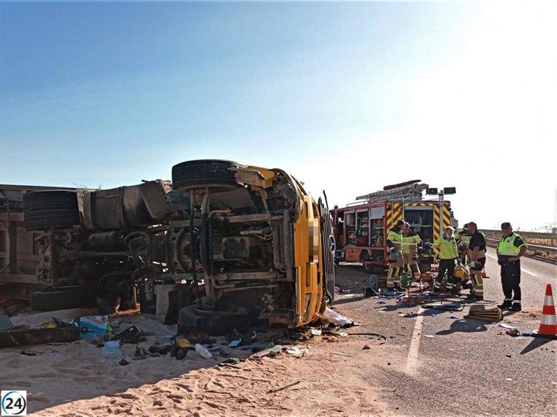 Camionero herido de gravedad tras volcar en Fuente Álamo.