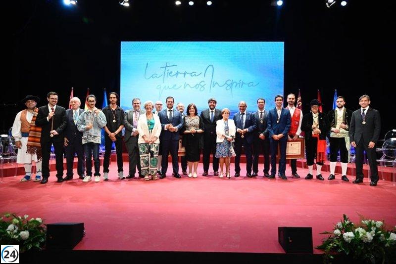 Murcia premia a ciudadanos distinguidos en aniversario de Estatuto