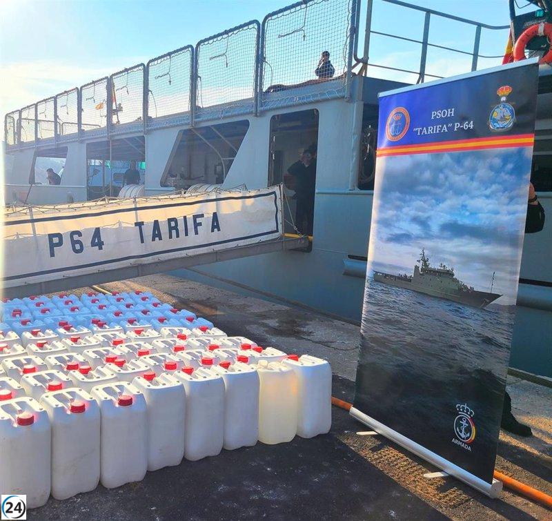 Patrullero 'Tarifa' recupera combustible a la deriva cerca de la Reserva Marina de Cabo de Palos.