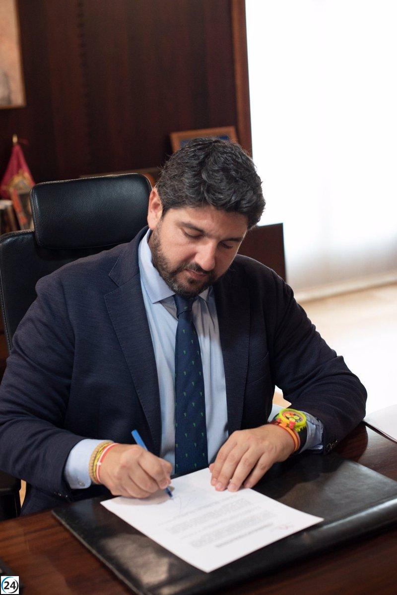 López Miras firma propuesta de presidenta de la Asamblea y espera gobierno estable pronto.