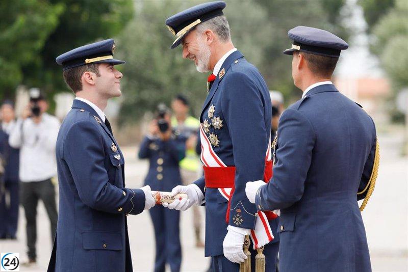 El Rey lidera la graduación de 125 nuevos tenientes en la Academia General del Aire de San Javier