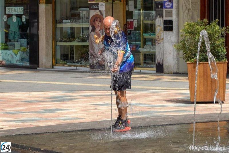 Ayuntamiento de Cartagena distribuye agua y ofrece consejos contra el calor.