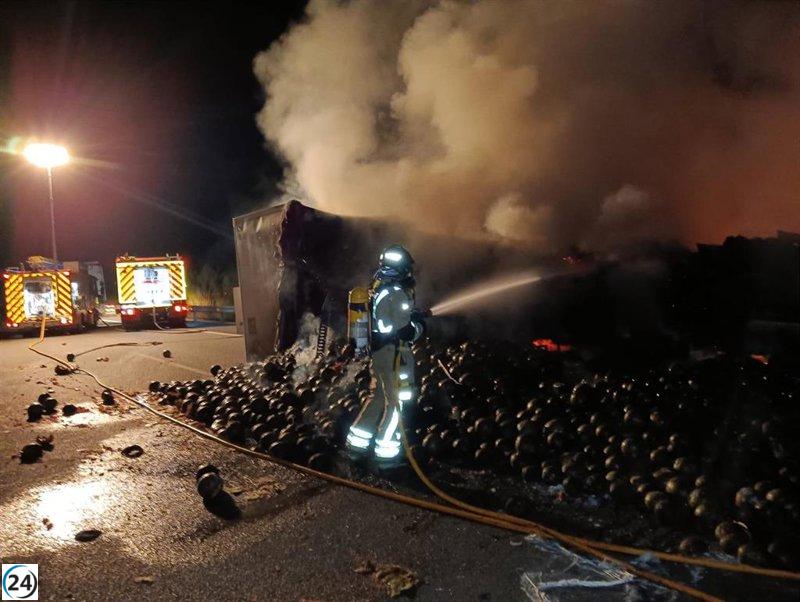 Incendio de camión frigorífico con carga de melones y sandías en la A-33 de Jumilla