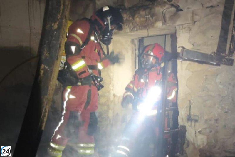 Los Bomberos de Cartagena apagan incendio en una casa de El Palmero.