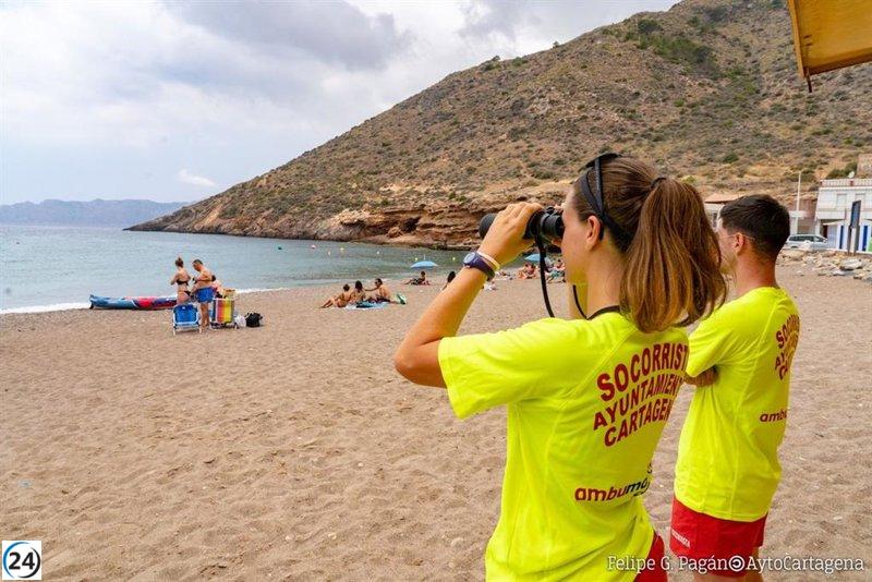 Playa de Matalentisco en Águilas ondea la bandera amarilla hoy, en contraste el resto abre con verde.