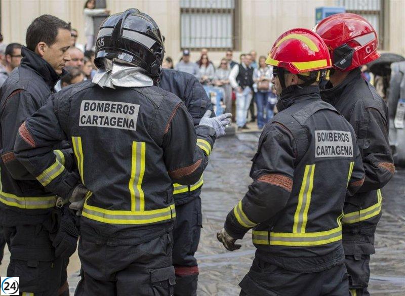 El Ayuntamiento de Cartagena invertirá en 109 trajes de intervención ligeros para los bomberos.