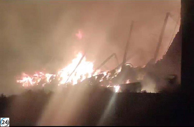 Incendio consume almacén de tomillo y romero en La Pinilla, Fuente Álamo