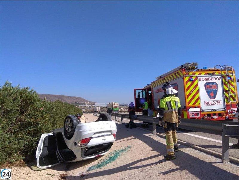Conductora de 56 años resulta herida tras volcar en la autovía A-30 en Cieza (Murcia)