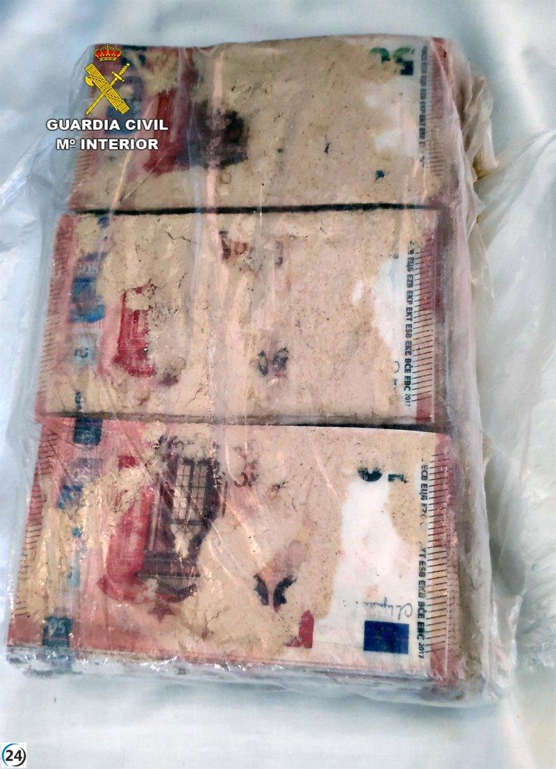 Detienen a un individuo por estafar 60.000 euros con el timo de los billetes tintados.