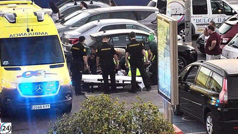Guardia Civil asiste a hombre desvanecido en centro comercial de Cartagena
