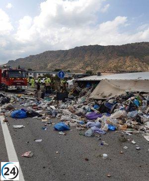 Trágicamente, una mujer de 43 años pierde la vida al volcar el camión que manejaba en Alhama de Murcia.