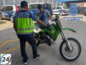 Dos hombres arrestados por supuestamente sustraer motocicletas publicadas en plataformas de compra-venta online.