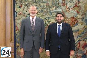 Rey recibe invitación de López Miras para visitar Caravaca en el Año Jubilar y explorar la importancia de los acuerdos amplios