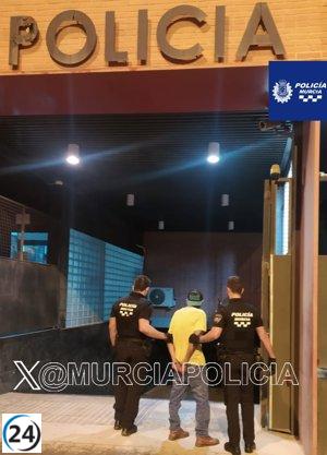 Hombre arrestado por robar móvil en La Fama y amenazar dueño con arma