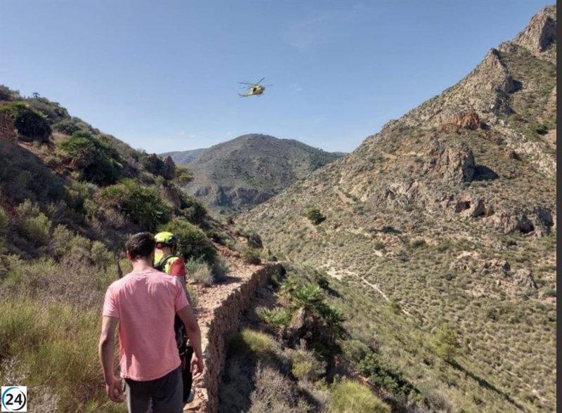 Helicópteros de emergencia rescatan a excursionista en refugio montañoso de Cartagena (Murcia)