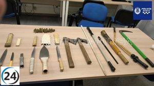 Hombre en Murcia es denunciado por llevar marihuana y armas blancas en su vehículo.