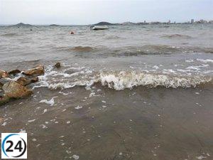 El Mar Menor, inundado de contaminantes químicos: 3.580 toneladas de nitratos y 19,7 de fosfatos en 2022, revela informe de Miteco