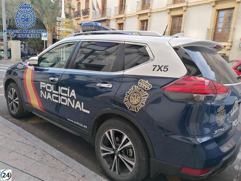 Intruso atrapado intentando irrumpir en farmacia y centro de mayores en Murcia.