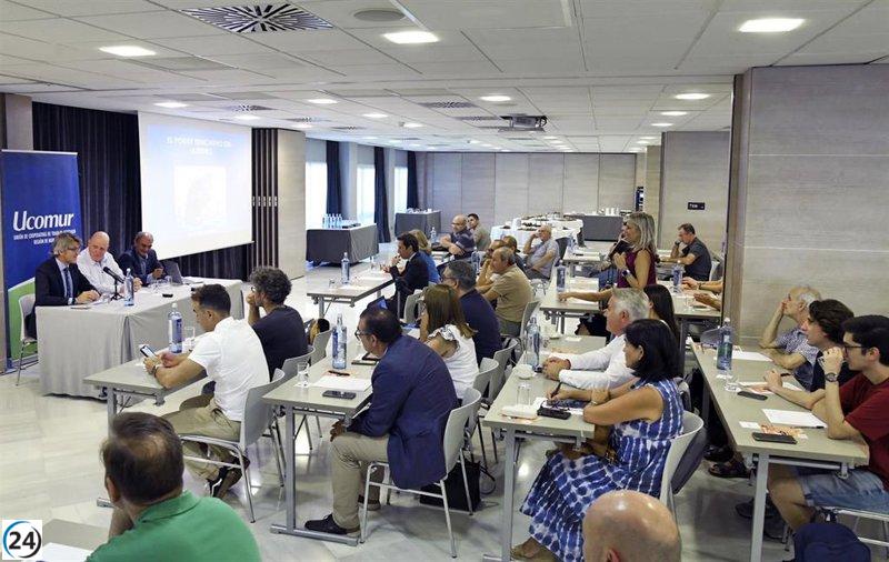 El reconocido ajedrecista Leontxo García expone el impacto educativo de su disciplina en los cafés cooperativos de Ucomur.