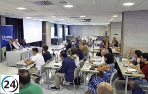 El reconocido ajedrecista Leontxo García expone el impacto educativo de su disciplina en los cafés cooperativos de Ucomur.