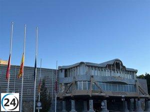 Duelo nacional: Banderas en la Asamblea a media asta por las víctimas del trágico incendio en una discoteca de Murcia.