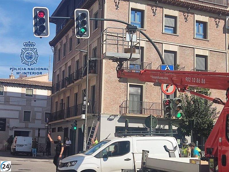 Rescatan en Murcia a trabajador atrapado entre grúa y semáforo por intervención de la Policía Nacional.