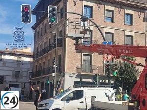 Rescatan en Murcia a trabajador atrapado entre grúa y semáforo por intervención de la Policía Nacional.