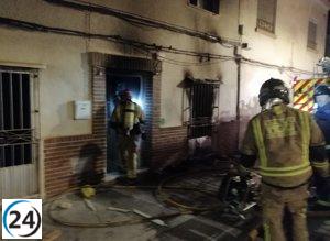 Bomberos del CEIS extinguieron fuego en vivienda ocupada por 18 inmigrantes en Lorca.
