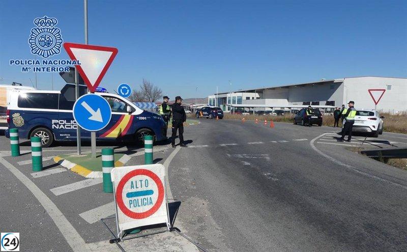 La Policía Nacional arresta a dos supuestos delincuentes involucrados en un asalto a una residencia en Yecla, Murcia.