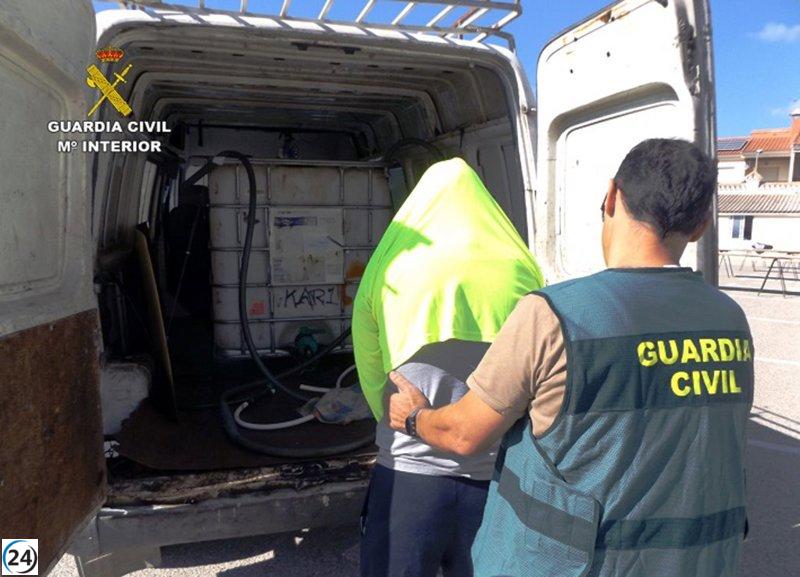 Guardia Civil apresa a dos individuos sustrayendo carburante de tríos vehículos en Mula