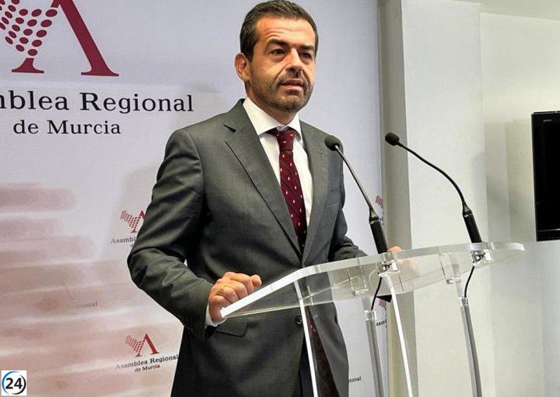 Líder de VOX critica el pacto PSOE-Sumar por no satisfacer las necesidades del país.
