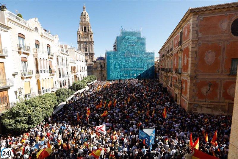 Multitudinaria protesta en Murcia contra la amnistía y los pactos de Pedro Sánchez- La Plaza del Cardenal Belluga se desborda