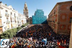 Multitudinaria protesta en Murcia contra la amnistía y los pactos de Pedro Sánchez- La Plaza del Cardenal Belluga se desborda