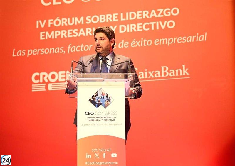 López Miras alerta a los empresarios sobre la fragilidad de España ante las turbulencias.
