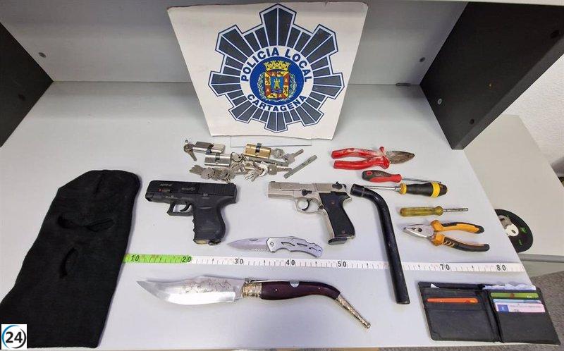 Person arrested and passengers of a vehicle in Canteras identified with imitation guns and knives