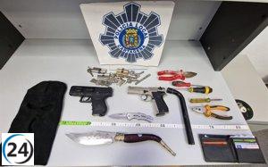 Person arrested and passengers of a vehicle in Canteras identified with imitation guns and knives